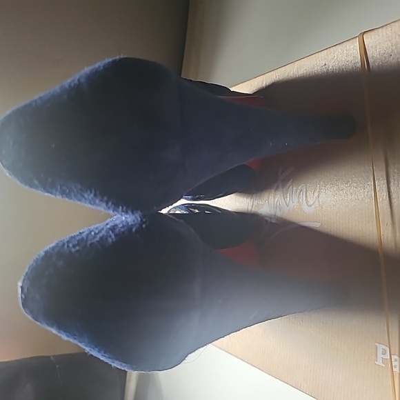 Christian Louboutin - Picture 3 of 8